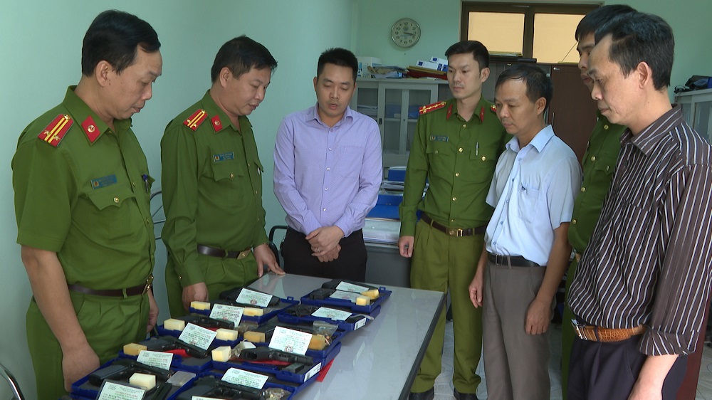 Phòng Cảnh sát quản lý hành chính về trật tự xã hội: Vận động, thu hồi 31 khẩu súng, 250 viên đạn công cụ hỗ trợ 